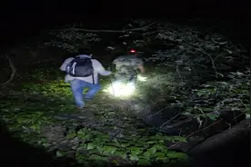 警探号丨驴友探险进入武当山未开发景区被困 搜救人员深夜冒险成功救援图片