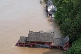 嘉陵江洪峰过境四川蓬安，全县连夜转移600多户群众图片