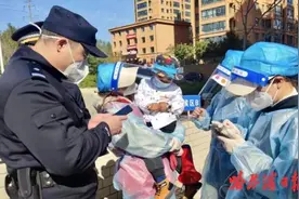 “谁认识‘久博’？”核酸采集现场，大家帮4岁娃娃找家图片