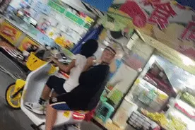 网传浙江丽水一男子街头戴日本军帽，当地警方：将调查核实图片