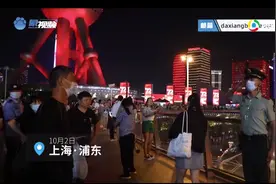 父亲国庆游玩偶遇儿子执勤站旁边默默陪伴，儿子深情回敬军礼图片