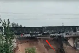 突发！铁轨悬空，上万人转移图片