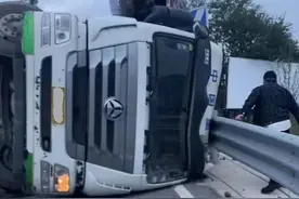 运输车撞上护栏，油箱破裂随时可能爆炸！他们冲了上去图片