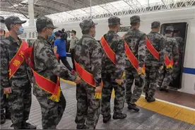 执着报名三次，减重144斤，为圆入伍梦这位大学生拼了图片