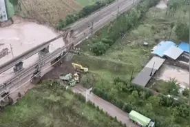 暴雨致山西一桥梁垮塌，南同蒲铁路中断运行，多趟列车停运图片