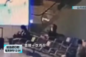 女子带酒登机受阻，当场喝掉，发酒疯踢打警察被刑拘图片