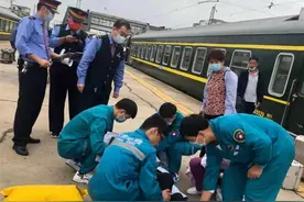 孕妇火车上突发腹痛，众人接力相助送其就医图片