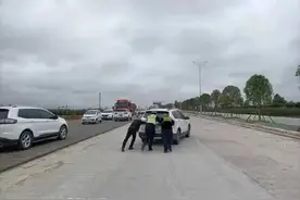 我为群众办实事丨“小举动大温暖”，河南交警守护在你身边！图片