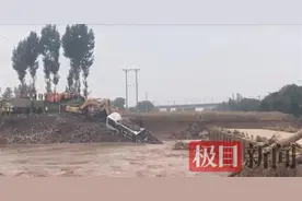 用车投河堵决口，入水前一刻，司机惊险跳出驾驶室图片