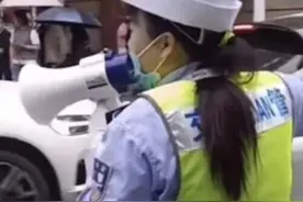 够哏儿！天津交警姐姐“相声式”指挥交通，火了图片
