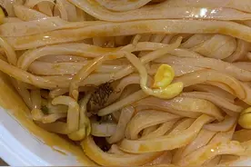 太恶心！西安一知名肉夹馍店被曝，米皮里出现蟑螂！店家回应图片