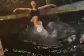 女游客穿泳装在丽江古城石榴井游泳戏水，当事人发文致歉：酒后失控图片