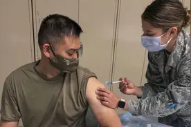 美军部队新冠死亡病例数持续飙升，1天内3名军人死亡图片