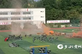 高校军训汇演“天花板”！贵州一高校军训出动直升机演练图片