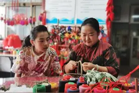 文旅费县｜文化传承与守望 卞成飞和她的手绣世界图片