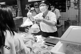 “亲妈式投喂”学生的食堂阿姨火了图片