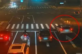 路人惊呆了！司机开着车竟把脚伸出车窗外图片