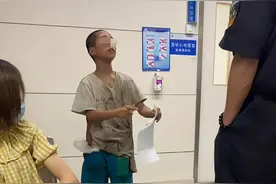 广东一流浪男孩带弟妹医院打地铺照顾病父，网友：懂事到心疼图片