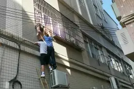 惊险！广东一女童被卡防盗网悬在半空，警民携手化险为夷图片