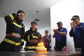 昆明消防指战员杨辰在COP15执勤点的别样生日图片