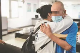 男子离家30年后父女终相认 女儿：户口本上您还是户主图片