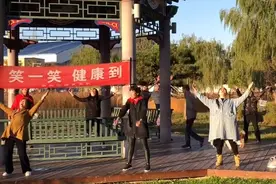 公园里，大妈大爷组团哈哈大笑火了！场面太魔性......图片