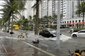 受台风“圆规”及风暴潮叠加影响 海口部分路段出现海水倒灌图片