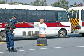 港媒：为提升止暴制乱成效，港警引入“胡椒水发射器”17日起开始试用图片