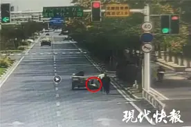 男子暴力抗法，骑三轮车拖行交警50多米图片