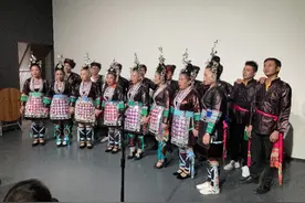 工厂假日排练、在群里唱戏……侗族非遗大戏在珠三角重新流行图片