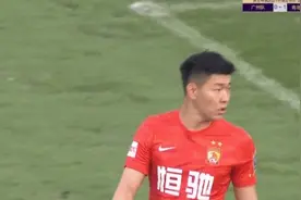 足协杯广州队门将下半场改踢中锋引发热议，球迷：真是活久见图片