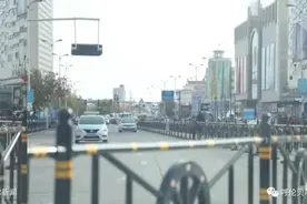 创城曝光台丨不文明行为之“行人跨越护栏”图片