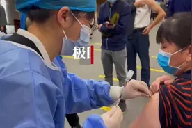武汉江夏区启动新冠疫苗第三针加强接种图片