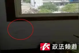女子与丈夫外出散步，回家发现墙上惊现黑脚印，民警出手了图片