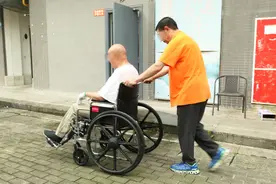 “以老护老”：养老机构里的老龄护理员图片