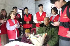 湖南科技学院：大学生现场“追星”图片