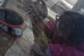 女儿用钢丝球帮洗车 爸爸一看好笑又心疼图片