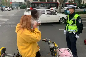 “电马儿”违规搭人被查 驾驶员：能打折吗？图片