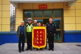 生死关头！同仁辅警勇救溺水男童图片