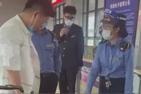 男子带活螃蟹上高铁被拒，当场踩死8只！乘车违禁品清单→图片