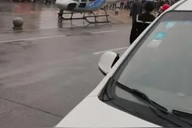 家长把直升机停到操场上接小孩？湖南常德辟谣：系政府客商的飞机图片