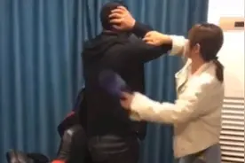 青岛男子偷偷去网吧被老婆抓，一顿鞋底伺候全程憨笑图片