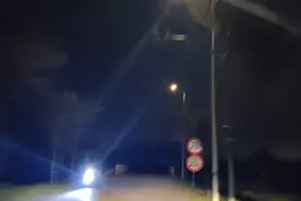 金山这条路一半“黑暗”一半“光明”已数年？官方回应→图片