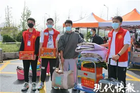 “酸爽”到校，山西新生拖着4箱老陈醋来报到图片