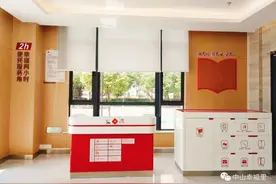 缝补、修鞋、修伞……松江这里免费为居民服务图片