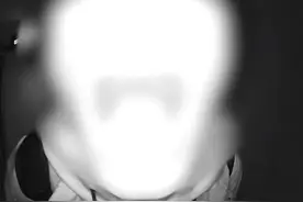 惊悚一幕！陌生男子深夜敲独居女生家门：对着猫眼做“鬼脸”图片