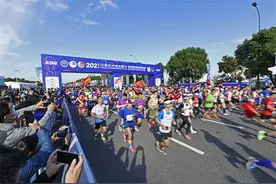 15000名跑者竞逐常州西太湖半程马拉松图片