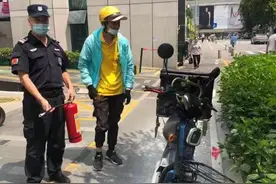 外卖小哥电单车突然起火 龙岗保安员快速施救图片
