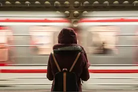 为缓解出行焦虑 英国推出“火车上的瑜伽课”Train passengers given live yoga classes from the comfort of their seats during journey图片