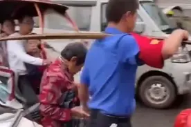 暖心！丰城一城管帮卖菜老人挑担找位摆摊 引网友点赞图片